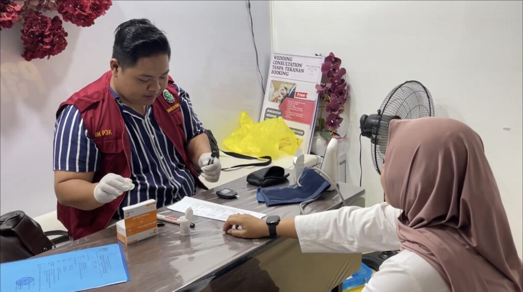 Perawat melaksanakan cek kesehatan gratis masyarakat di The Aloon-Aloon Mall Magelang (22/05).